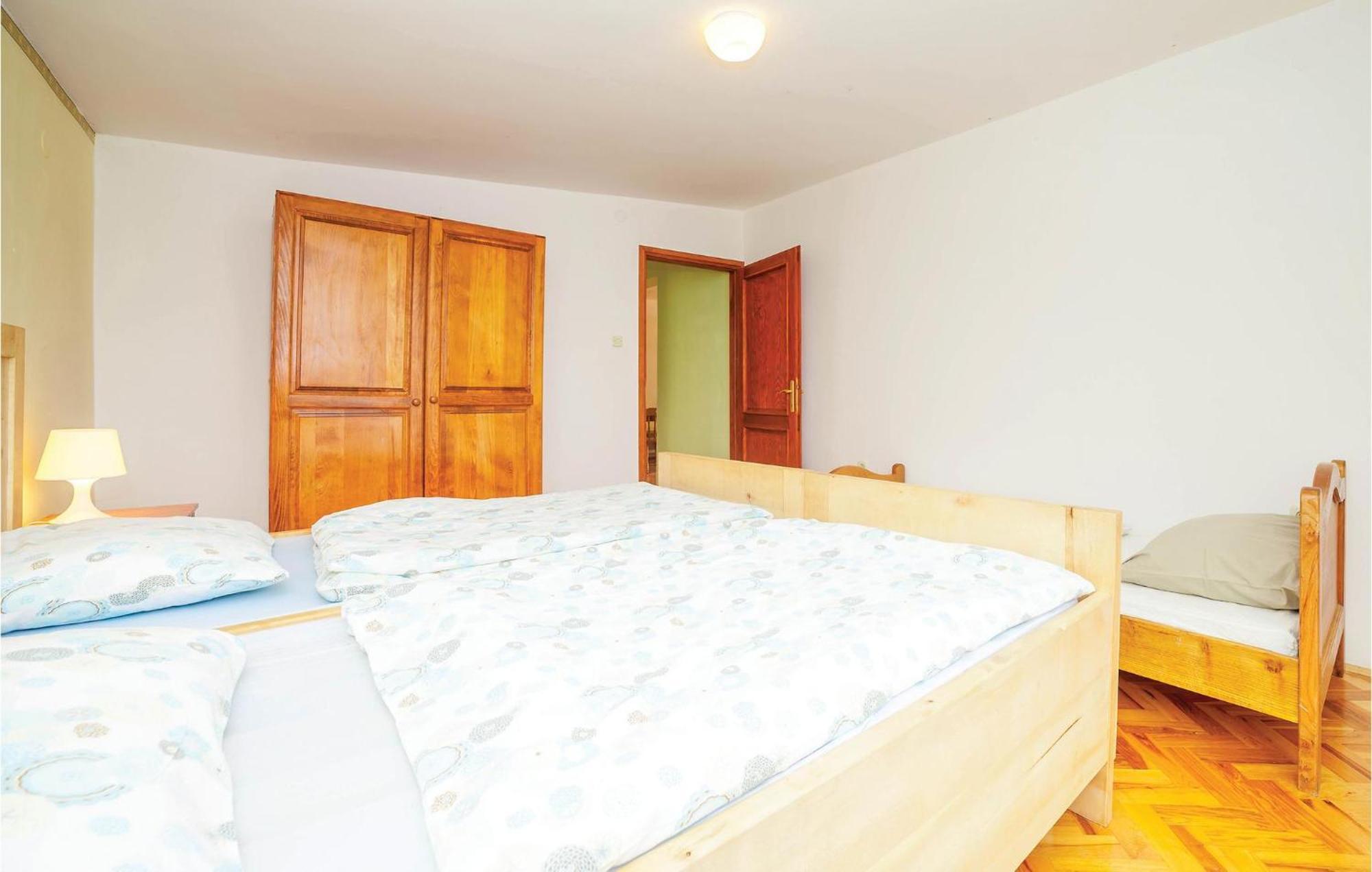 7 Bedroom Pet Friendly Home In Crni Kal Crni Kal  외부 사진